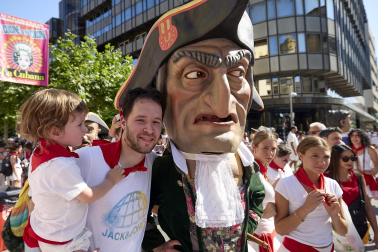 Fotos de la salida de la Comparsa de Gigantes y Cabezudos este 6 de julio de San Fermín 2026