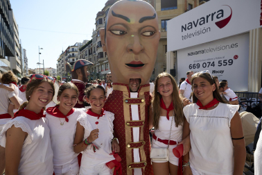 Fotos de la salida de la Comparsa de Gigantes y Cabezudos este 6 de julio de San Fermín 2026