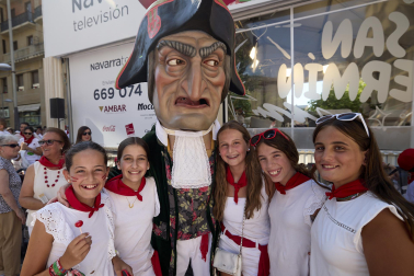 Fotos de la salida de la Comparsa de Gigantes y Cabezudos este 6 de julio de San Fermín 2026