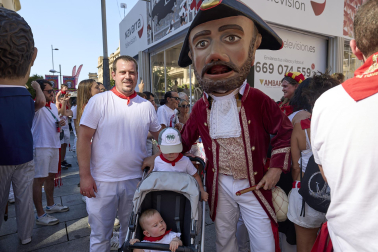 Fotos de la salida de la Comparsa de Gigantes y Cabezudos este 6 de julio de San Fermín 2026