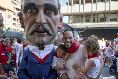 Fotos de la salida de la Comparsa de Gigantes y Cabezudos este 6 de julio de San Fermín 2026
