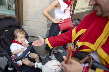 Fotos de la salida de la Comparsa de Gigantes y Cabezudos este 6 de julio de San Fermín 2026