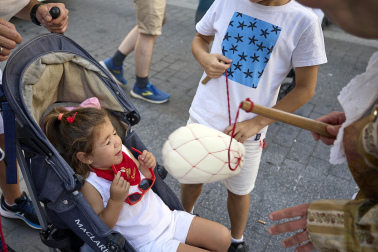 Fotos de la salida de la Comparsa de Gigantes y Cabezudos este 6 de julio de San Fermín 2026