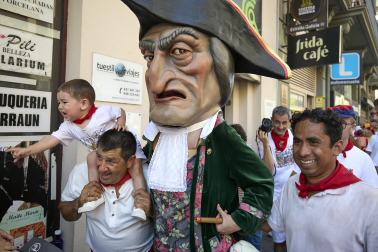 Fotos de la salida de la Comparsa de Gigantes y Cabezudos este 6 de julio de San Fermín 2026