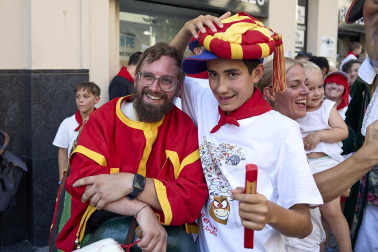 Fotos de la salida de la Comparsa de Gigantes y Cabezudos este 6 de julio de San Fermín 2026