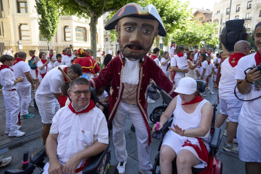 Fotos de la salida de la Comparsa de Gigantes y Cabezudos este 6 de julio de San Fermín 2026
