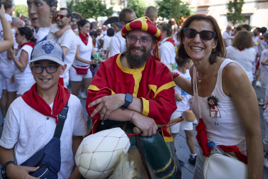 Fotos de la salida de la Comparsa de Gigantes y Cabezudos este 6 de julio de San Fermín 2026