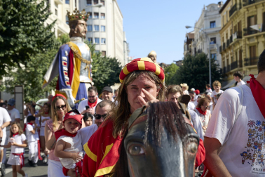 Fotos de la salida de la Comparsa de Gigantes y Cabezudos este 6 de julio de San Fermín 2026