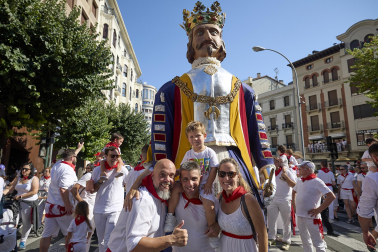Fotos de la salida de la Comparsa de Gigantes y Cabezudos este 6 de julio de San Fermín 2026