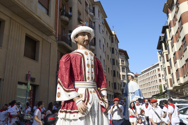 Fotos de la salida de la Comparsa de Gigantes y Cabezudos este 6 de julio de San Fermín 2026