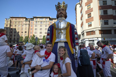 Fotos de la salida de la Comparsa de Gigantes y Cabezudos este 6 de julio de San Fermín 2026