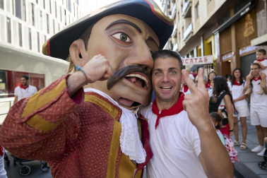 Fotos de la salida de la Comparsa de Gigantes y Cabezudos este 6 de julio de San Fermín 2026