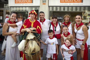 Fotos de la salida de la Comparsa de Gigantes y Cabezudos este 6 de julio de San Fermín 2026