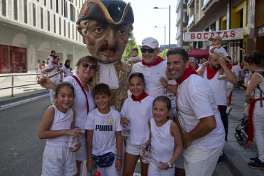 Fotos de la salida de la Comparsa de Gigantes y Cabezudos este 6 de julio de San Fermín 2026