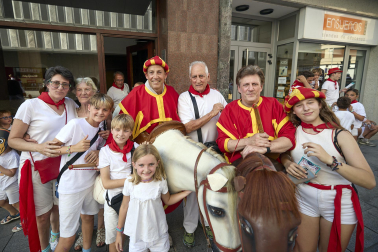Fotos de la salida de la Comparsa de Gigantes y Cabezudos este 6 de julio de San Fermín 2026