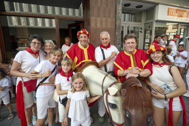 Fotos de la salida de la Comparsa de Gigantes y Cabezudos este 6 de julio de San Fermín 2026
