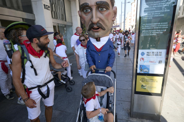 Fotos de la salida de la Comparsa de Gigantes y Cabezudos este 6 de julio de San Fermín 2026