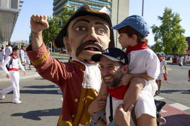 Fotos de la salida de la Comparsa de Gigantes y Cabezudos este 6 de julio de San Fermín 2026