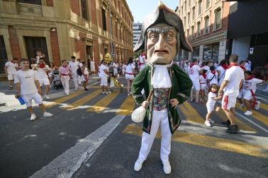 Fotos de la salida de la Comparsa de Gigantes y Cabezudos este 6 de julio de San Fermín 2026