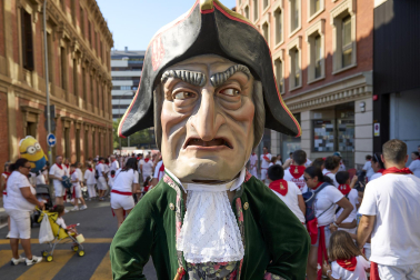 Fotos de la salida de la Comparsa de Gigantes y Cabezudos este 6 de julio de San Fermín 2026