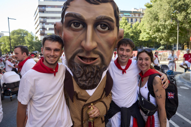 Fotos de la salida de la Comparsa de Gigantes y Cabezudos este 6 de julio de San Fermín 2026