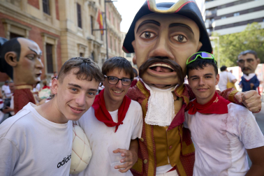 Fotos de la salida de la Comparsa de Gigantes y Cabezudos este 6 de julio de San Fermín 2026