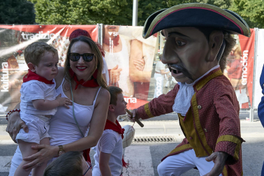 Fotos de la salida de la Comparsa de Gigantes y Cabezudos este 6 de julio de San Fermín 2026