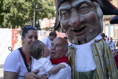 Fotos de la salida de la Comparsa de Gigantes y Cabezudos este 6 de julio de San Fermín 2026