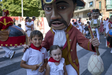Fotos de la salida de la Comparsa de Gigantes y Cabezudos este 6 de julio de San Fermín 2026