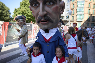 Fotos de la salida de la Comparsa de Gigantes y Cabezudos este 6 de julio de San Fermín 2026
