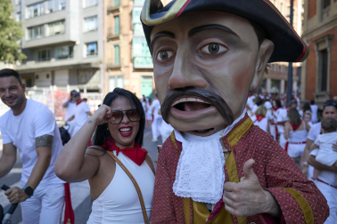 Fotos de la salida de la Comparsa de Gigantes y Cabezudos este 6 de julio de San Fermín 2026