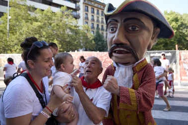 Fotos de la salida de la Comparsa de Gigantes y Cabezudos este 6 de julio de San Fermín 2026