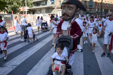 Fotos de la salida de la Comparsa de Gigantes y Cabezudos este 6 de julio de San Fermín 2026
