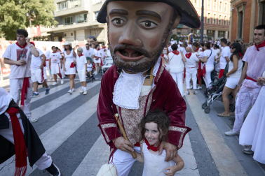 Fotos de la salida de la Comparsa de Gigantes y Cabezudos este 6 de julio de San Fermín 2026