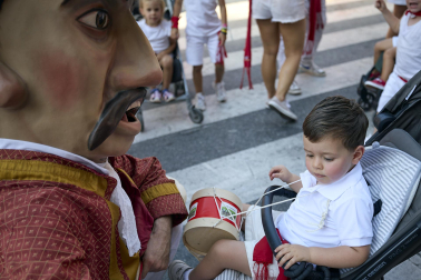 Fotos de la salida de la Comparsa de Gigantes y Cabezudos este 6 de julio de San Fermín 2026
