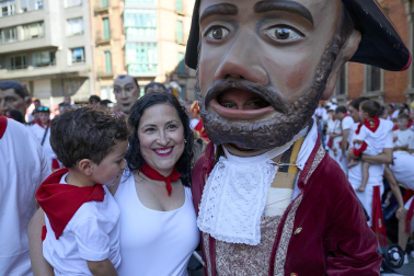 Fotos de la salida de la Comparsa de Gigantes y Cabezudos este 6 de julio de San Fermín 2026