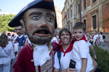 Fotos de la salida de la Comparsa de Gigantes y Cabezudos este 6 de julio de San Fermín 2026