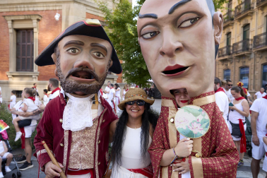 Fotos de la salida de la Comparsa de Gigantes y Cabezudos este 6 de julio de San Fermín 2026