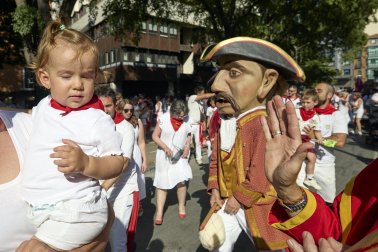Fotos de la salida de la Comparsa de Gigantes y Cabezudos este 6 de julio de San Fermín 2026