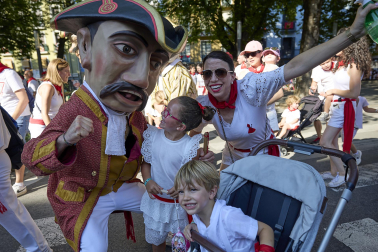 Fotos de la salida de la Comparsa de Gigantes y Cabezudos este 6 de julio de San Fermín 2026