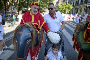 Fotos de la salida de la Comparsa de Gigantes y Cabezudos este 6 de julio de San Fermín 2026