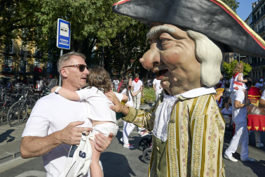 Fotos de la salida de la Comparsa de Gigantes y Cabezudos este 6 de julio de San Fermín 2026