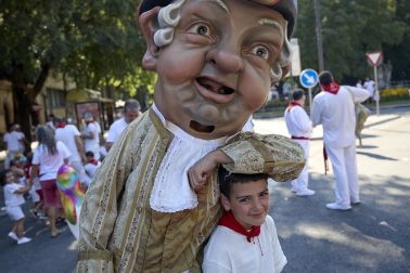 Fotos de la salida de la Comparsa de Gigantes y Cabezudos este 6 de julio de San Fermín 2026
