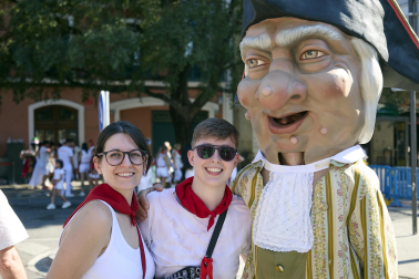 Fotos de la salida de la Comparsa de Gigantes y Cabezudos este 6 de julio de San Fermín 2026
