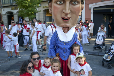 Fotos de la salida de la Comparsa de Gigantes y Cabezudos este 6 de julio de San Fermín 2026