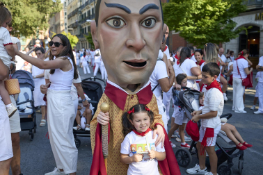 Fotos de la salida de la Comparsa de Gigantes y Cabezudos este 6 de julio de San Fermín 2026