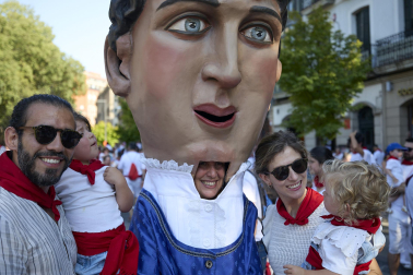 Fotos de la salida de la Comparsa de Gigantes y Cabezudos este 6 de julio de San Fermín 2026