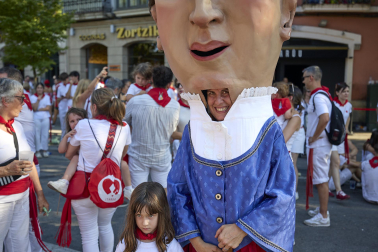 Fotos de la salida de la Comparsa de Gigantes y Cabezudos este 6 de julio de San Fermín 2026