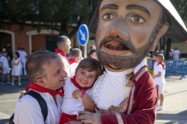 Fotos de la salida de la Comparsa de Gigantes y Cabezudos este 6 de julio de San Fermín 2026
