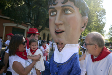 Fotos de la salida de la Comparsa de Gigantes y Cabezudos este 6 de julio de San Fermín 2026